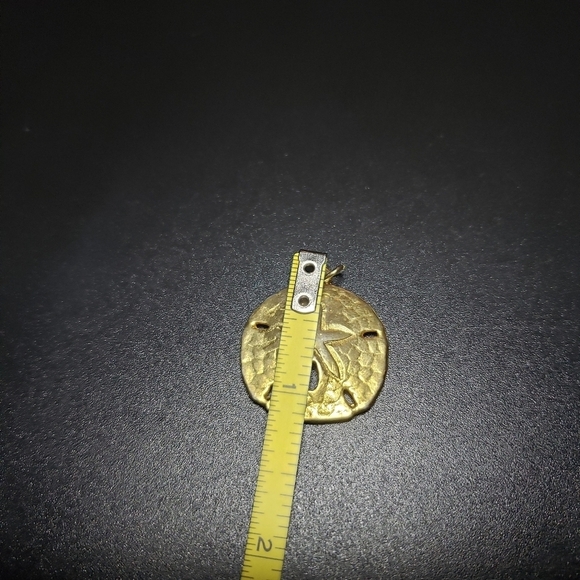 gold tone sand dollar pendant - Picture 4 of 5
